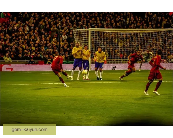 C罗任意球引发裁判争议，球迷观点分歧凸显赛事关注度