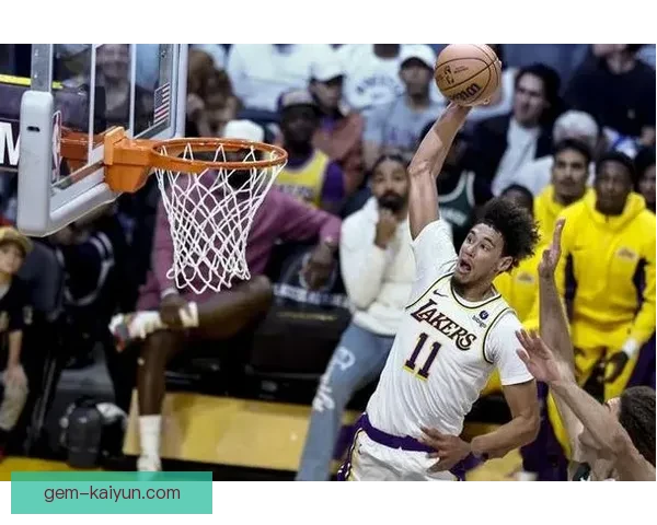 戴维斯防守能力稳健，成为球队后防核心的重要保障