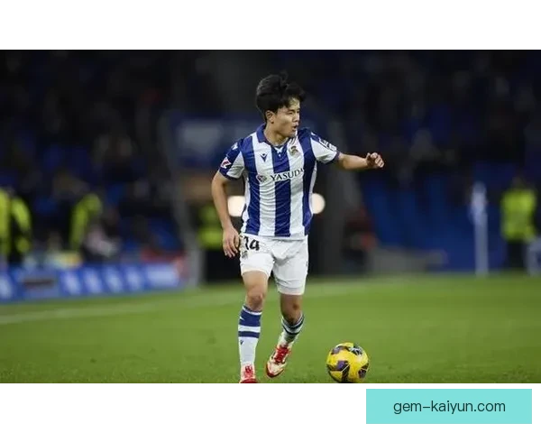 久保建英在皇家社会更衣室角色渐显，表现稳健备受期待期待